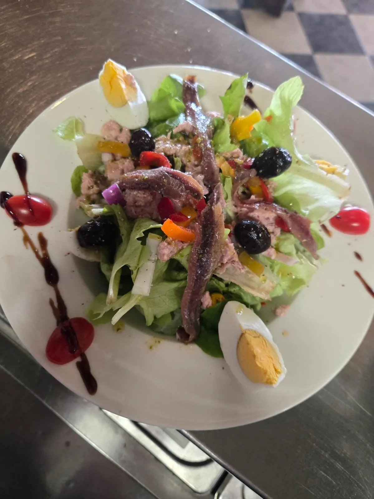 Salade niçoise au thon, anchois et olives