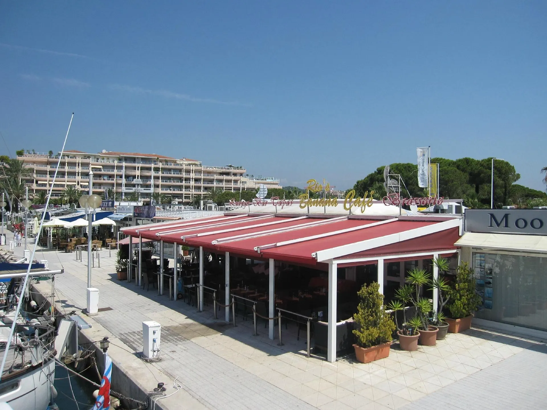 Terrasse de Rio's Banana Café sur le Port Camille Rayon à Golfe-Juan, vue sur les bateaux