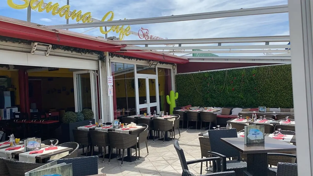 La terrasse de Rio's Banana Café à Golfe-Juan, tables dressées sous l'enseigne jaune